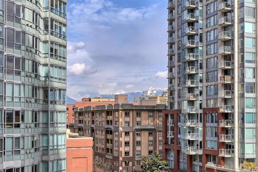 Lovely One-Bedroom Apartment With Pool, Hot Tub, And Gym In The Heart Of Downtown, Skytrain 3Min Away Vancouver Dış mekan fotoğraf