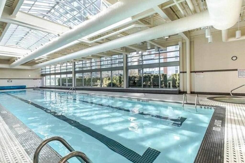 Lovely One-Bedroom Apartment With Pool, Hot Tub, And Gym In The Heart Of Downtown, Skytrain 3Min Away Vancouver Dış mekan fotoğraf