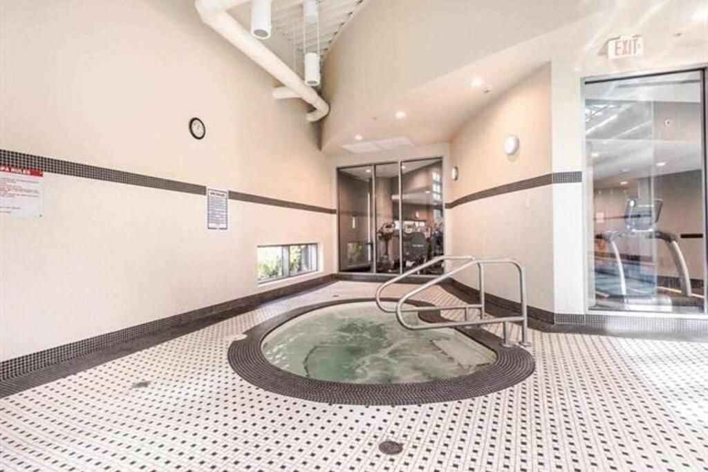 Lovely One-Bedroom Apartment With Pool, Hot Tub, And Gym In The Heart Of Downtown, Skytrain 3Min Away Vancouver Dış mekan fotoğraf
