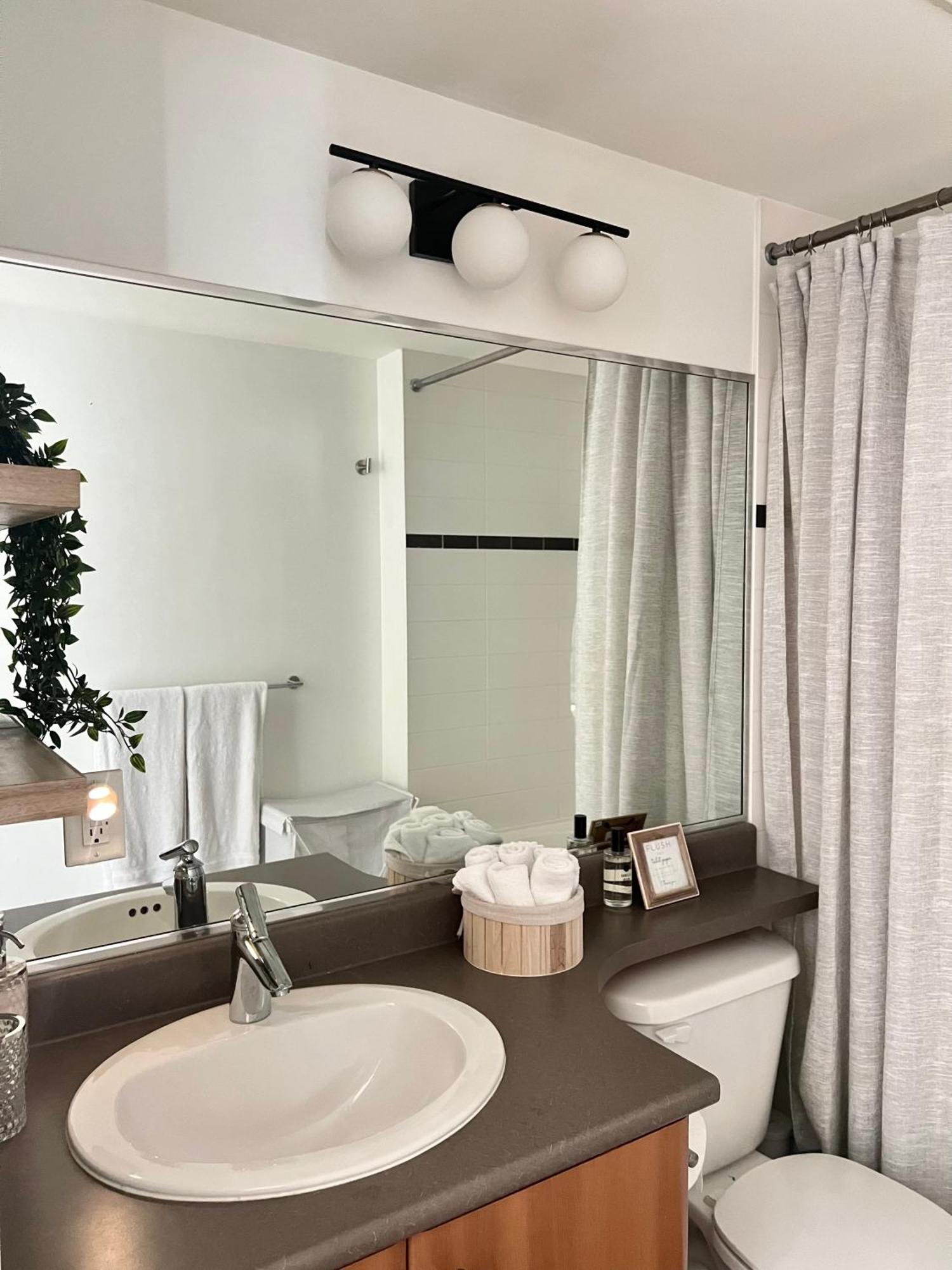 Lovely One-Bedroom Apartment With Pool, Hot Tub, And Gym In The Heart Of Downtown, Skytrain 3Min Away Vancouver Dış mekan fotoğraf