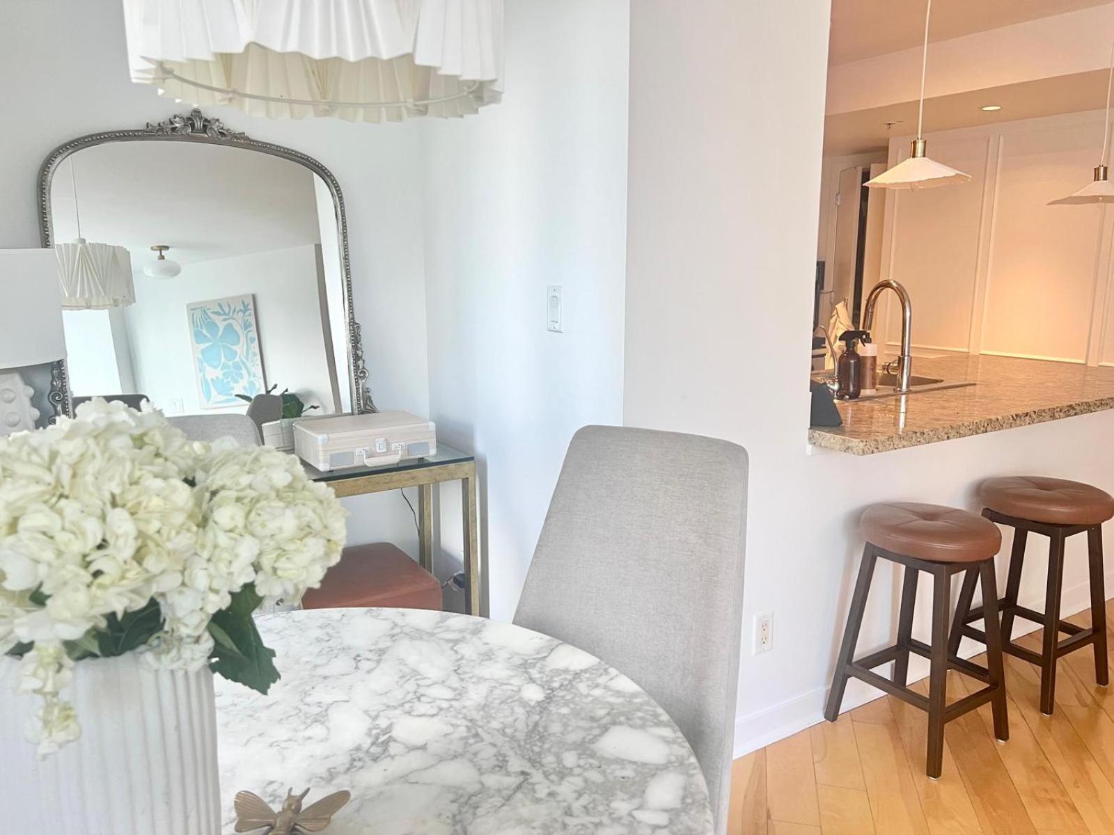 Lovely One-Bedroom Apartment With Pool, Hot Tub, And Gym In The Heart Of Downtown, Skytrain 3Min Away Vancouver Dış mekan fotoğraf