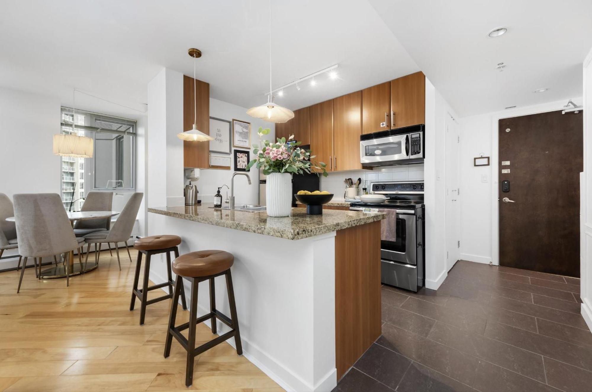 Lovely One-Bedroom Apartment With Pool, Hot Tub, And Gym In The Heart Of Downtown, Skytrain 3Min Away Vancouver Dış mekan fotoğraf