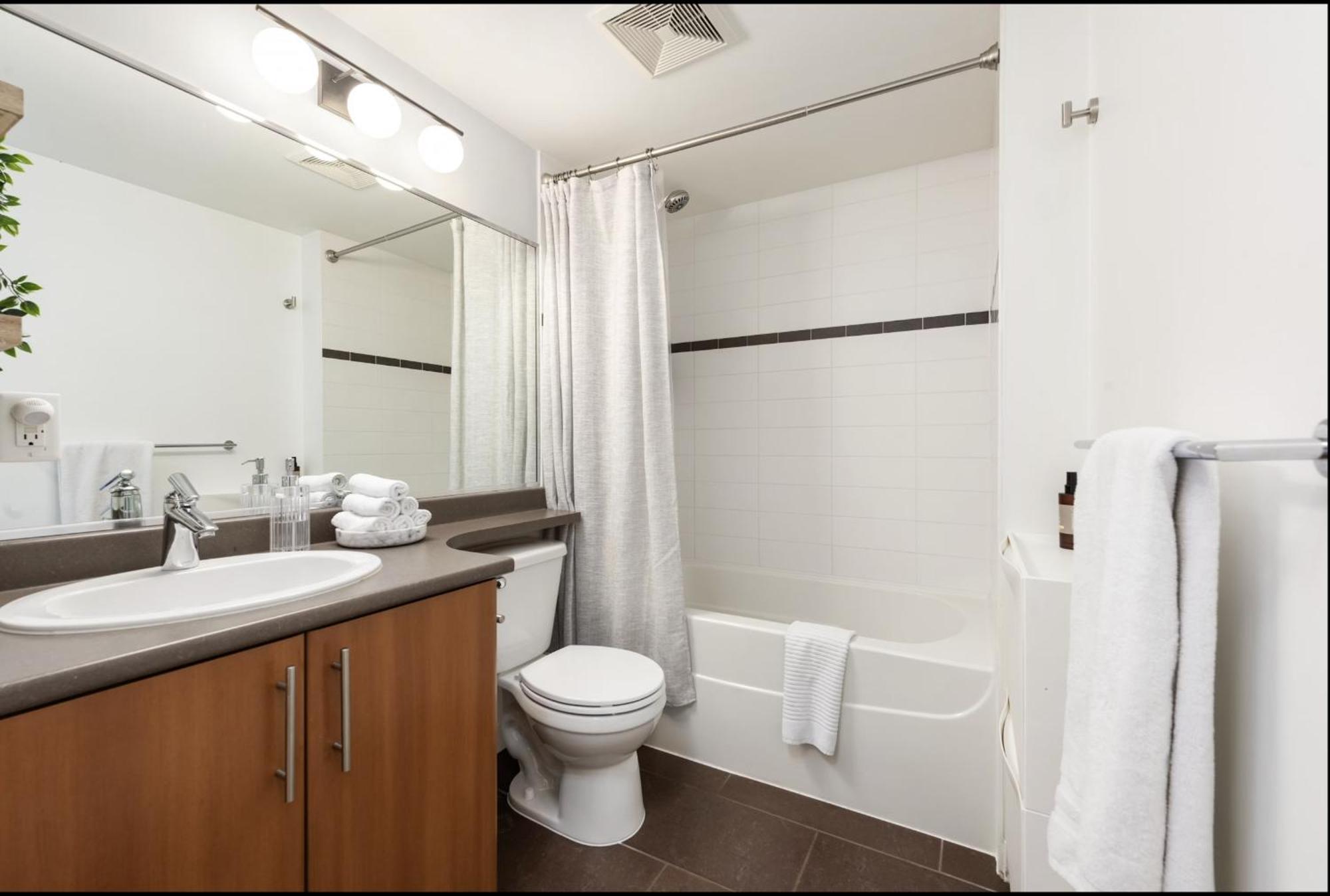 Lovely One-Bedroom Apartment With Pool, Hot Tub, And Gym In The Heart Of Downtown, Skytrain 3Min Away Vancouver Dış mekan fotoğraf